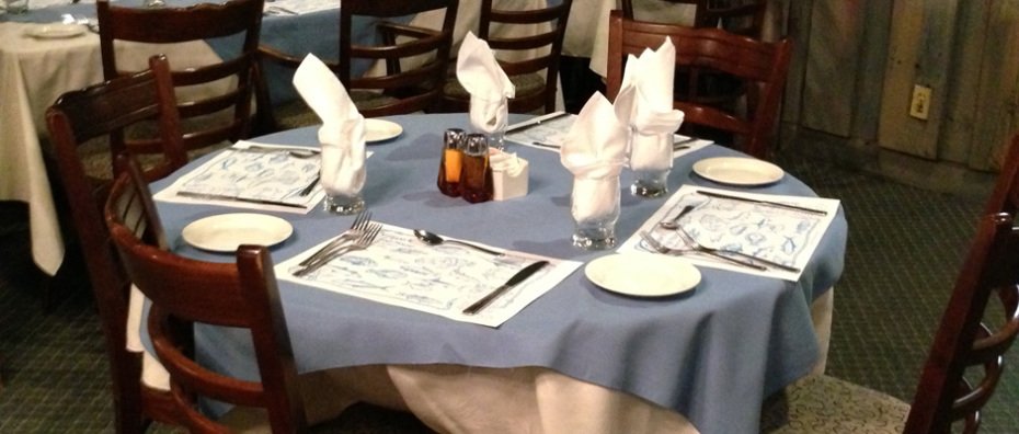 Flipper's Fish House tables